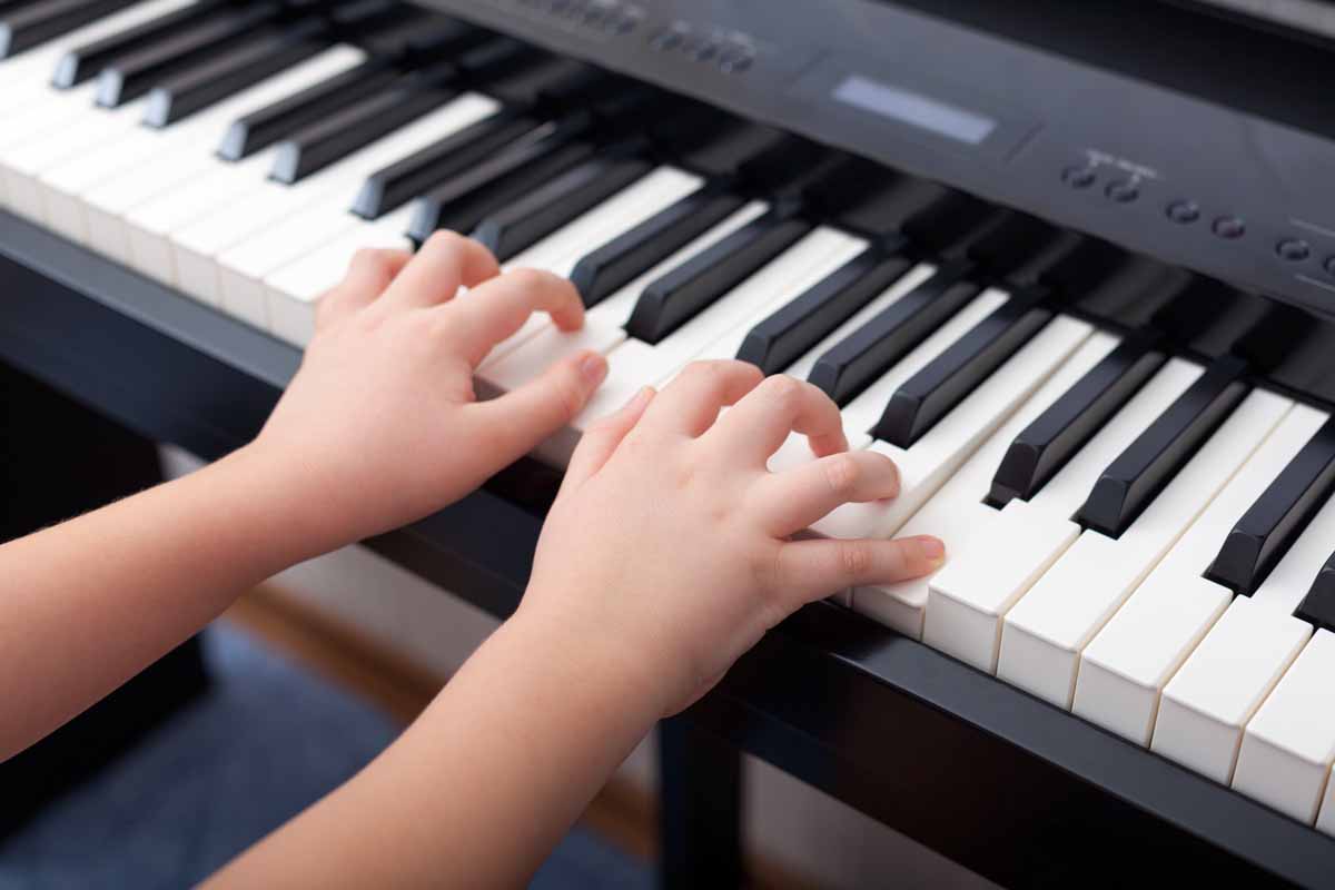 child playing the keyboard